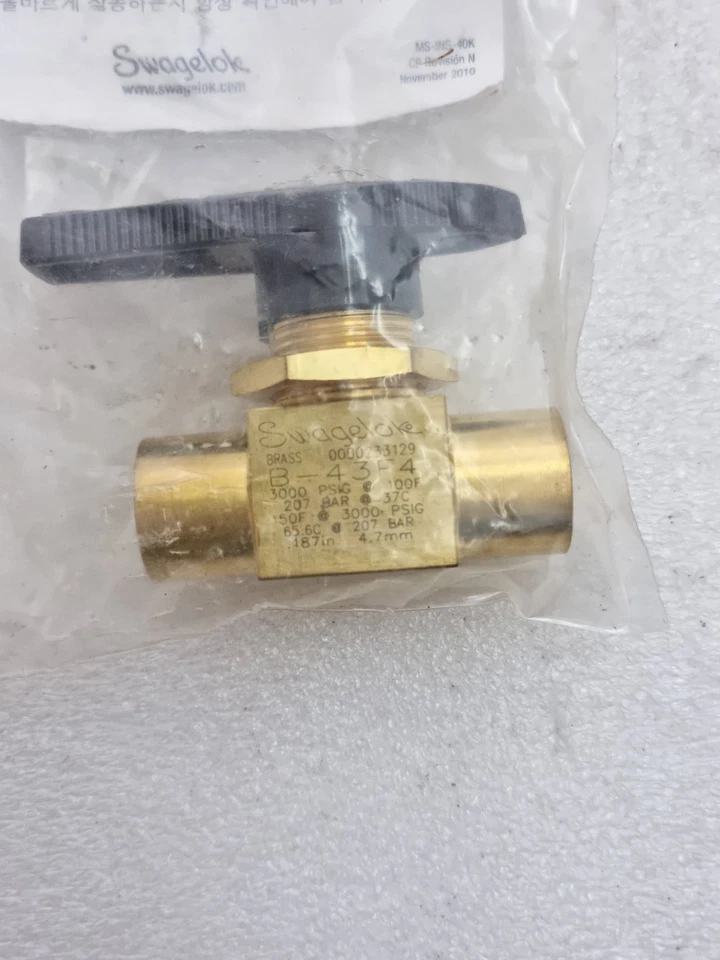 New Swagelok B-43F4 Brass 40 Series Ball Valve B43F4